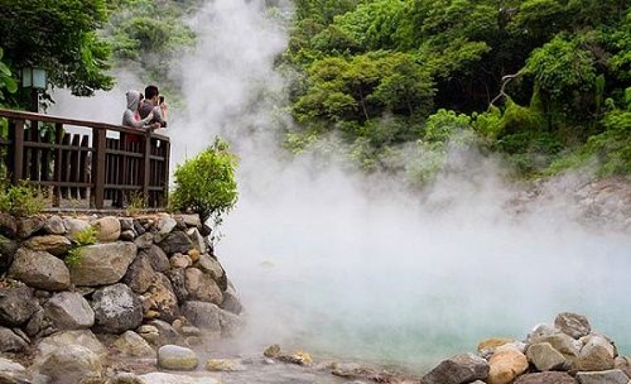 Đắm mình thư giãn trong suối nước nóng Bang - Quảng Bình