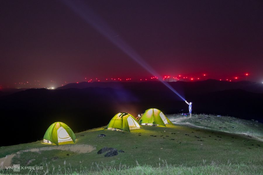 Cắm trại và ngắm bầu trời đầy sao cùng sắc đỏ của đèn cảnh báo trụ điện gió thắm cả một vung trời đêm