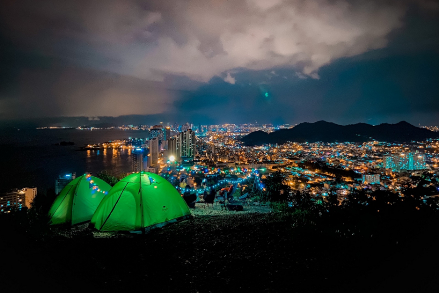 Cắm trại trên núi Cô Tiên. Ảnh: Duc Hieu Media