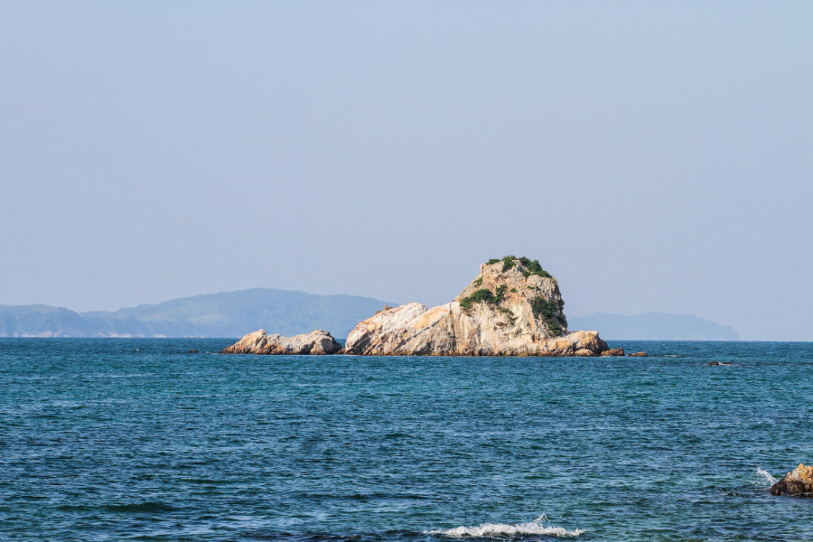 Hòn Sư Tử - Biểu tượng của đảo Cô Tô, nằm kề đảo Cô Tô Con. Ảnh: Trung Jones