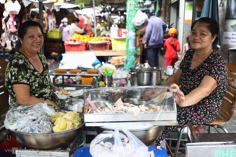 Bà Lan Anh (góc trái) và em gái bán xôi ở góc chợ Phùng Hưng. Ảnh: Quỳnh Trần